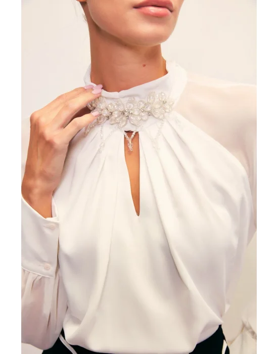Yaka Aksesuarlı Bluz - Ekru