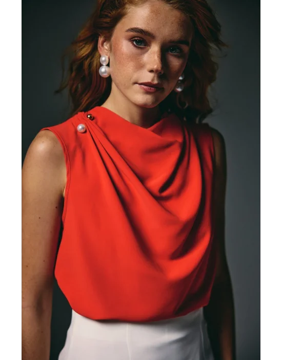 İnci Broşlu Degaje Bluz - Kırmızı