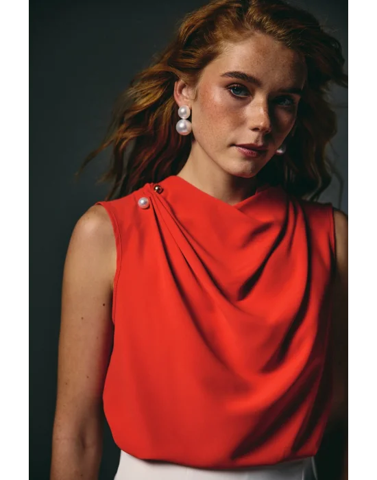 İnci Broşlu Degaje Bluz - Kırmızı