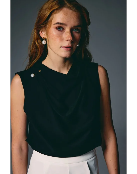 İnci Broşlu Degaje Bluz - Siyah