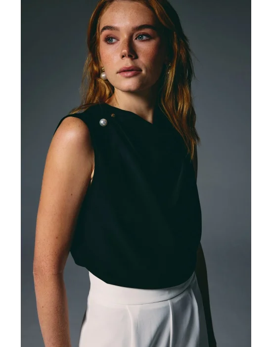 İnci Broşlu Degaje Bluz - Siyah