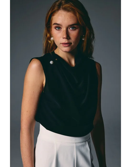 İnci Broşlu Degaje Bluz - Siyah