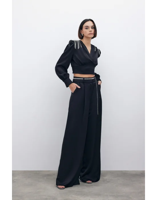 Omuz Aksesuarlı Kısa Bluz - Siyah