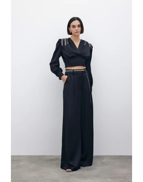 Omuz Aksesuarlı Kısa Bluz - Siyah