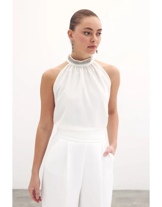 Yaka Aksesuarlı Kolsuz Bluz - Ekru