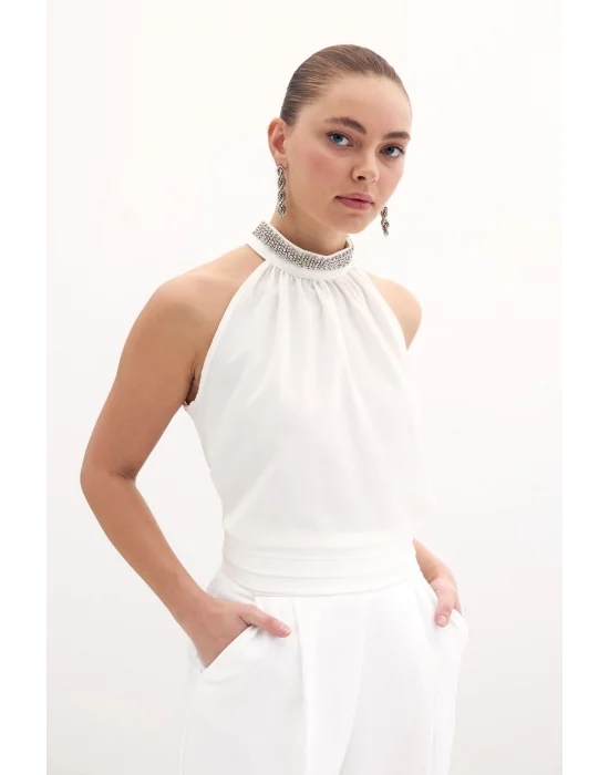 Yaka Aksesuarlı Kolsuz Bluz - Ekru