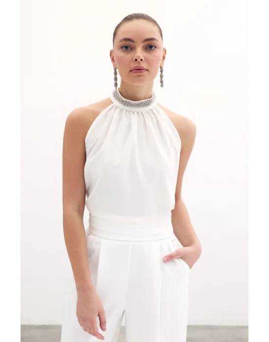 Yaka Aksesuarlı Kolsuz Bluz - Ekru