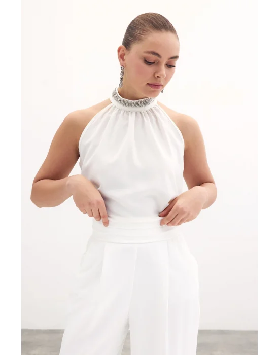 Yaka Aksesuarlı Kolsuz Bluz - Ekru