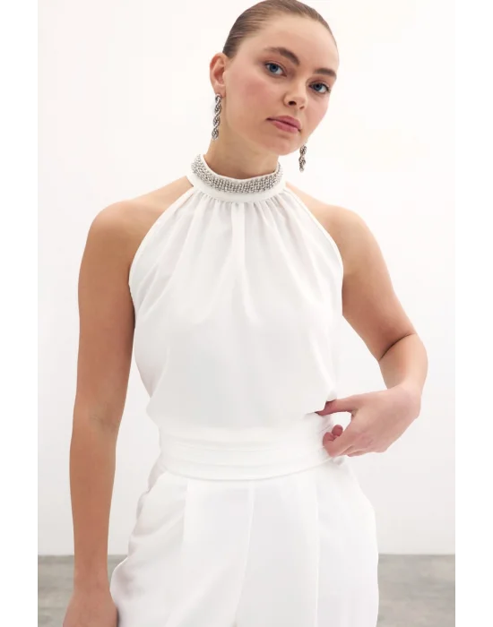 Yaka Aksesuarlı Kolsuz Bluz - Ekru