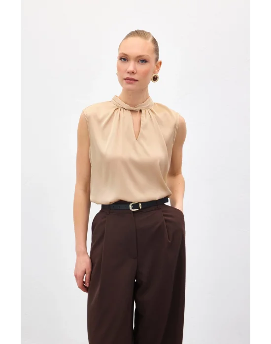 Yaka Detaylı Saten Bluz - Bej