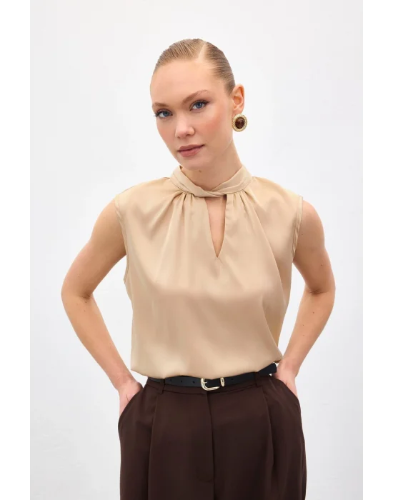 Yaka Detaylı Saten Bluz - Bej