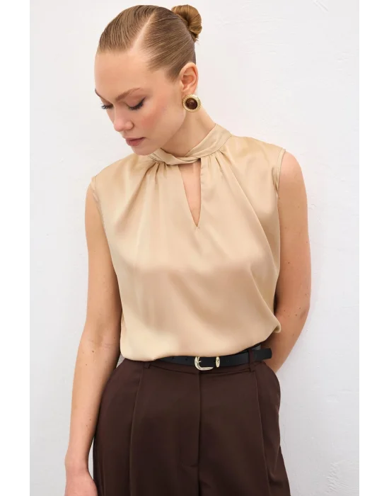 Yaka Detaylı Saten Bluz - Bej