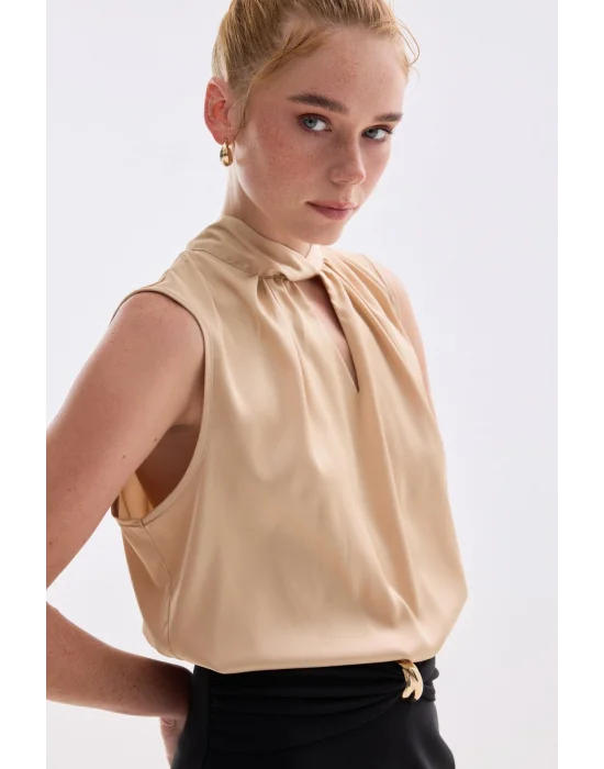 Yaka Detaylı Saten Bluz - Camel