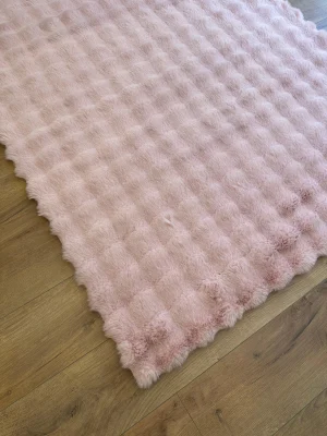 Destan Halı Bubble Peluş Özel Ölçü Antialerjik ve Yumuşak Halı Pembe