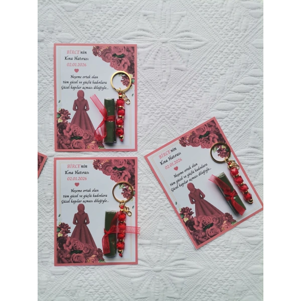 100 Adet Kişiye Özel Tesettürlü Model Kına Hatırası Hediyelik Kırmızı Anahtarlık ve Paketlenmiş Kına