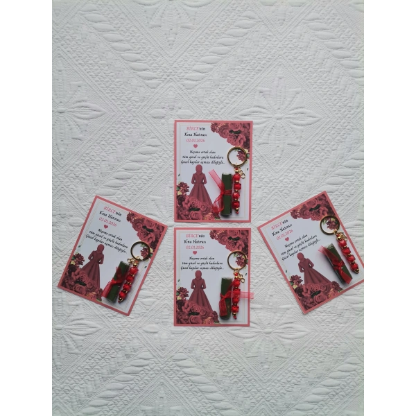 100 Adet Kişiye Özel Tesettürlü Model Kına Hatırası Hediyelik Kırmızı Anahtarlık ve Paketlenmiş Kına