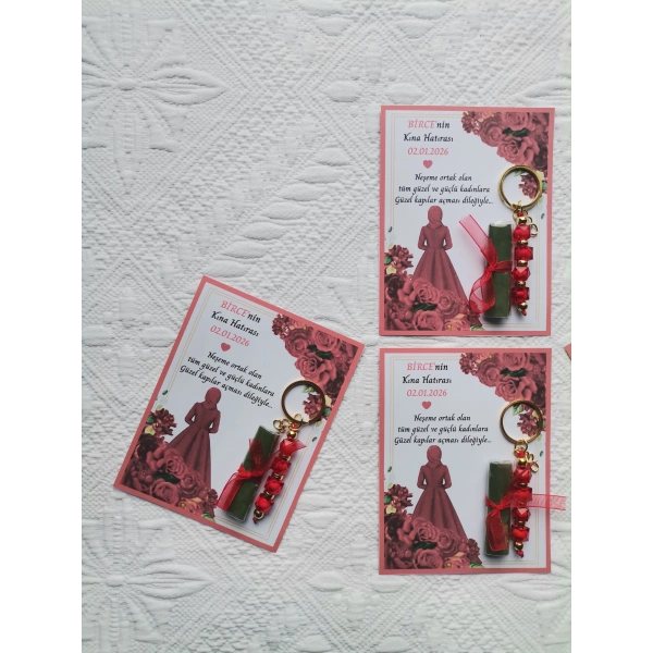 100 Adet Kişiye Özel Tesettürlü Model Kına Hatırası Hediyelik Kırmızı Anahtarlık ve Paketlenmiş Kına