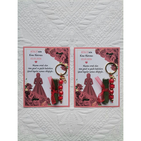100 Adet Kişiye Özel Tesettürlü Model Kına Hatırası Hediyelik Kırmızı Anahtarlık ve Paketlenmiş Kına