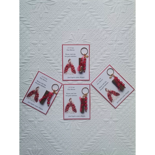 64 Adet Kişiye Özel Kına Hatırası Dağıtmalık Hediyelik Kırmızı Anahtarlık ve Paketlenmiş Kına