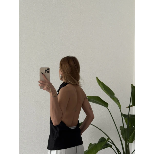 Degaje Yaka Sırt Dekolteli Saten Bluz