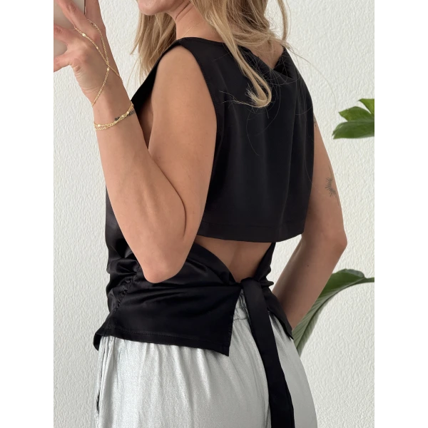 Sırt Dekolteli Bağlamalı Saten Bluz