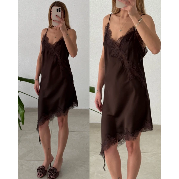 Asimetrik Dantel Detaylı Saten Elbise