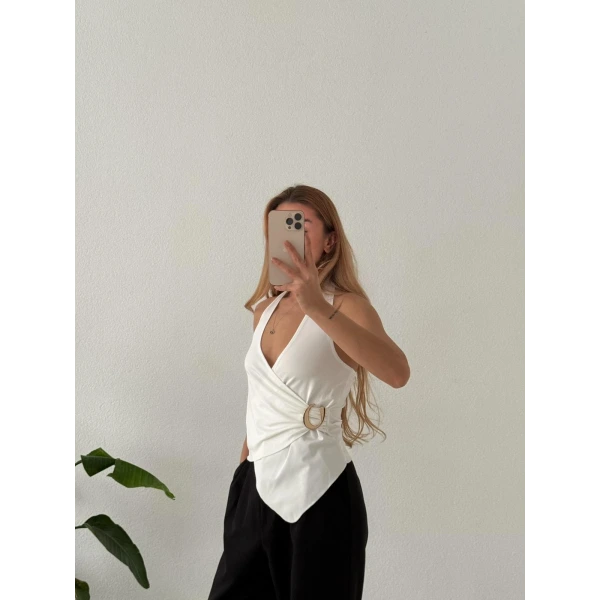 Asimetrik Kruvaze Yaka Boyundan Geçmeli Aksesuarlı Bluz