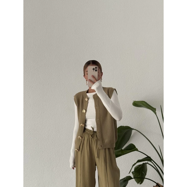 Deniz Kabuğu Düğme Detaylı Triko Süveter