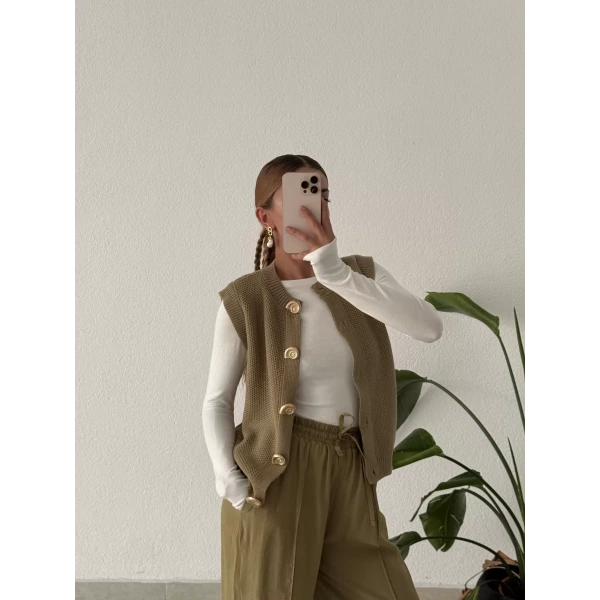 Deniz Kabuğu Düğme Detaylı Triko Süveter