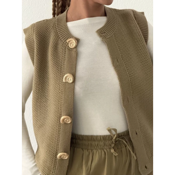 Deniz Kabuğu Düğme Detaylı Triko Süveter