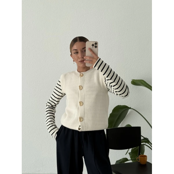 Deniz Kabuğu Düğme Detaylı Triko Süveter