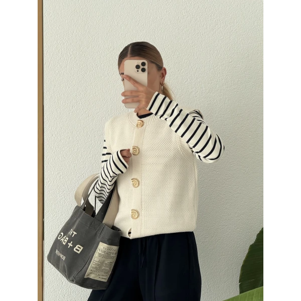 Deniz Kabuğu Düğme Detaylı Triko Süveter