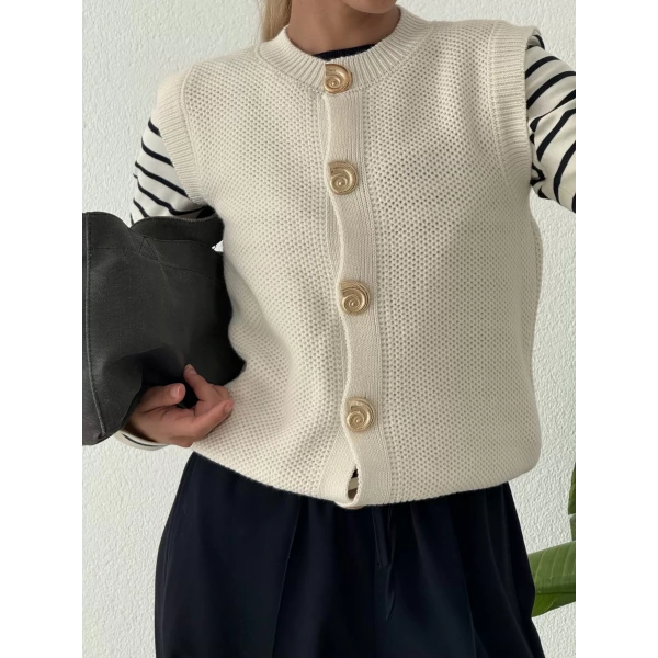 Deniz Kabuğu Düğme Detaylı Triko Süveter