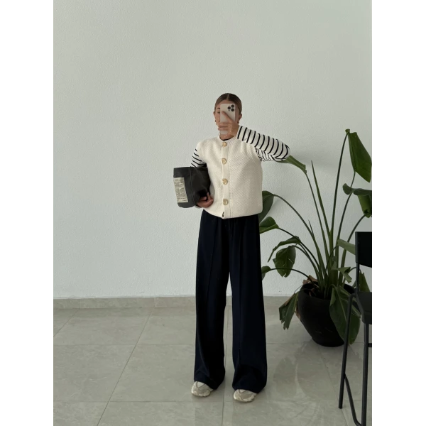 Deniz Kabuğu Düğme Detaylı Triko Süveter