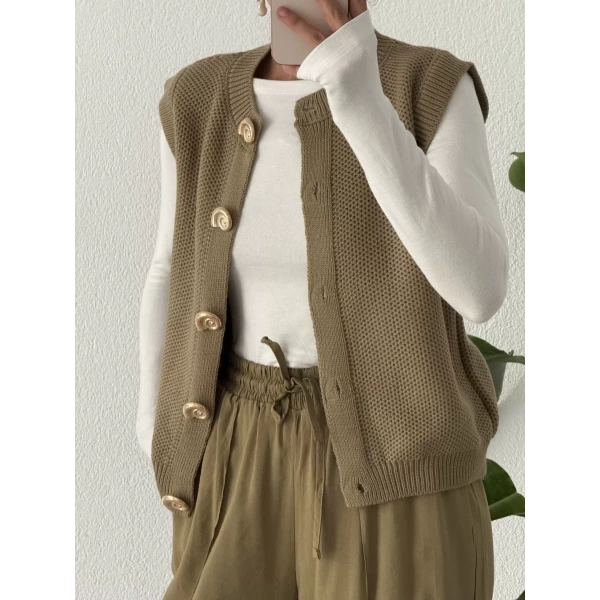 Deniz Kabuğu Düğme Detaylı Triko Süveter