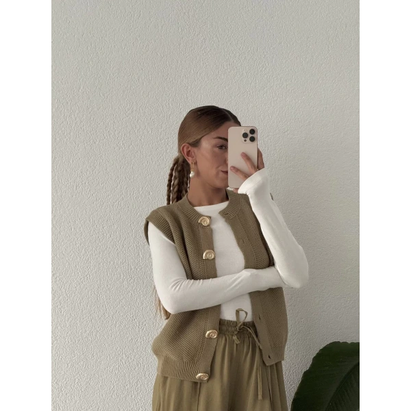 Deniz Kabuğu Düğme Detaylı Triko Süveter