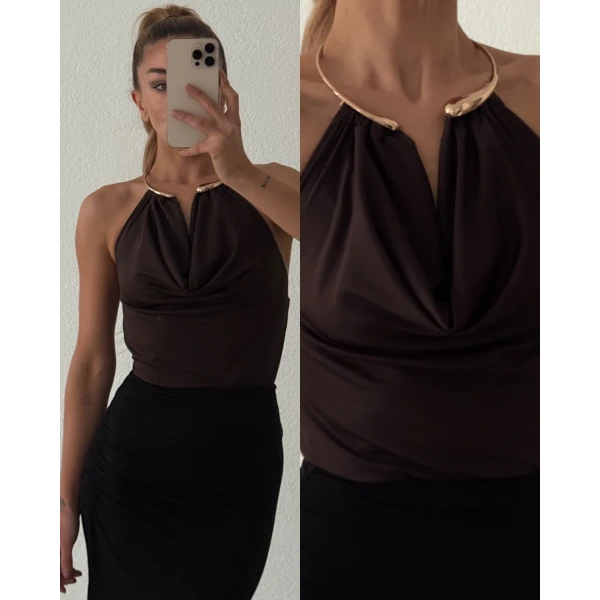 Gold Aksesuar Detaylı Sırt Dekolteli Bluz