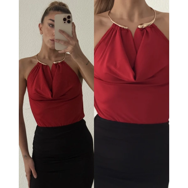 Gold Aksesuar Detaylı Sırt Dekolteli Bluz