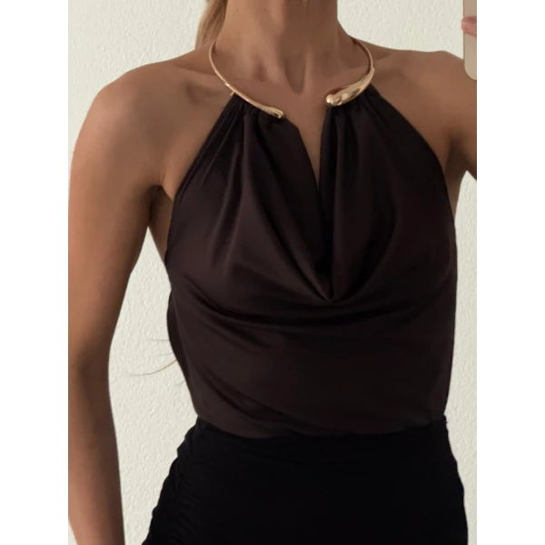 Gold Aksesuar Detaylı Sırt Dekolteli Bluz