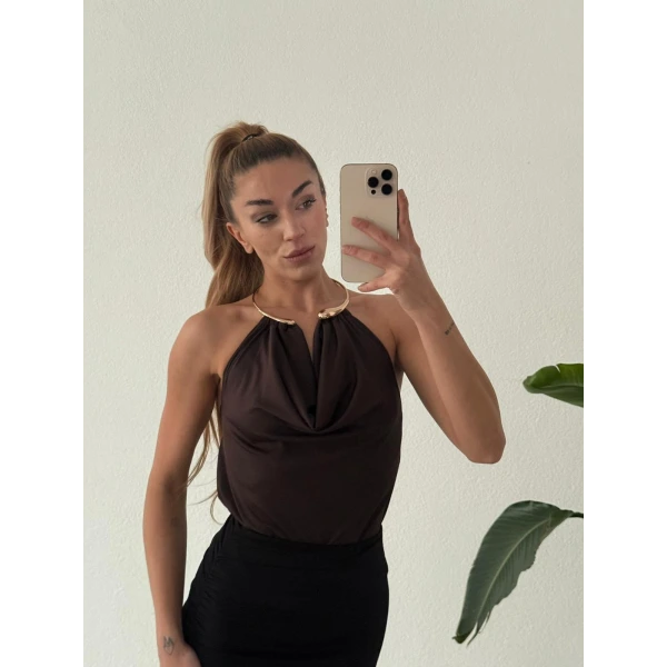 Gold Aksesuar Detaylı Sırt Dekolteli Bluz