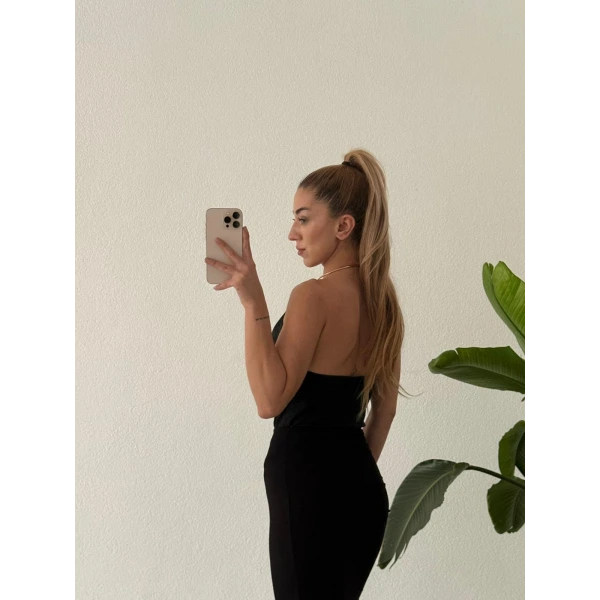 Gold Aksesuar Detaylı Sırt Dekolteli Bluz