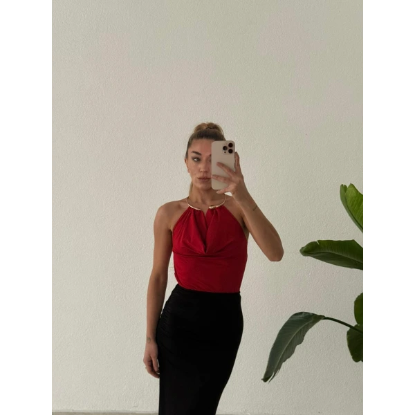 Gold Aksesuar Detaylı Sırt Dekolteli Bluz