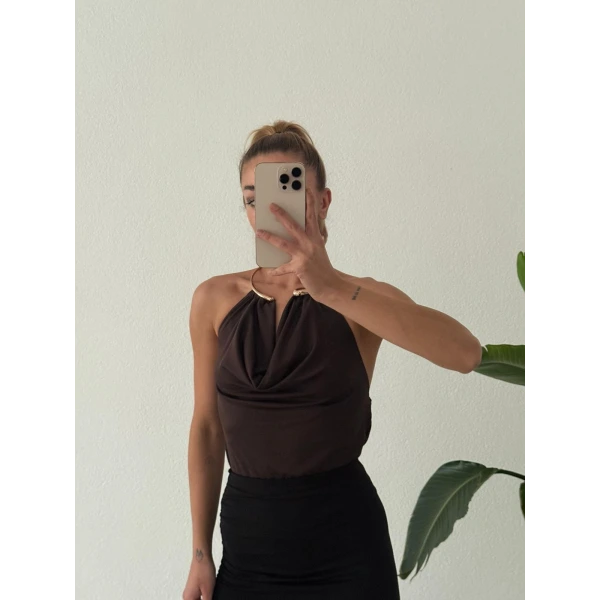 Gold Aksesuar Detaylı Sırt Dekolteli Bluz