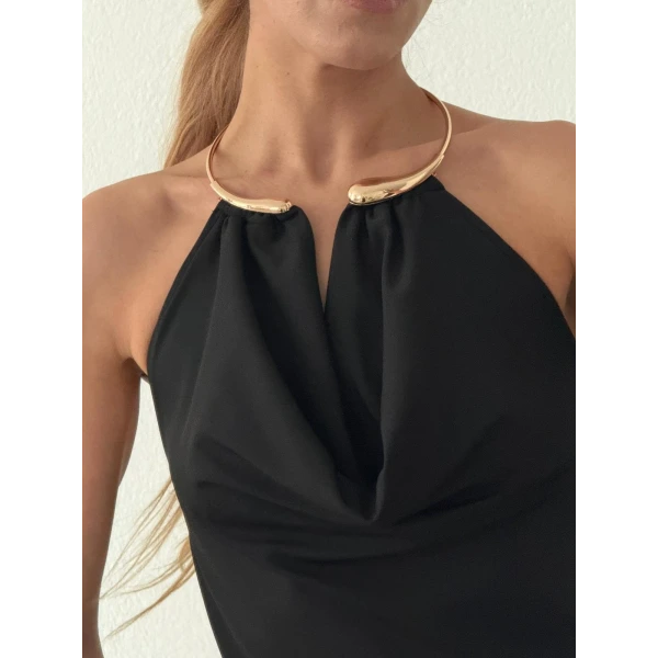 Gold Aksesuar Detaylı Sırt Dekolteli Bluz