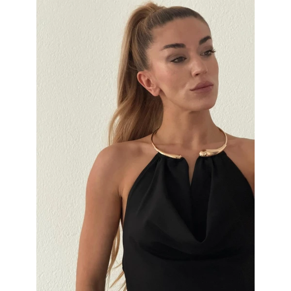 Gold Aksesuar Detaylı Sırt Dekolteli Bluz