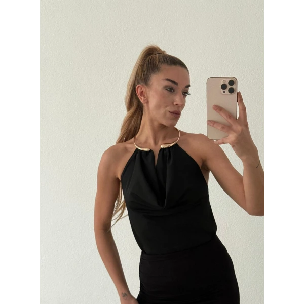 Gold Aksesuar Detaylı Sırt Dekolteli Bluz