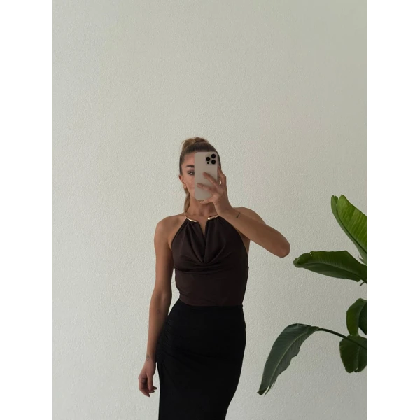 Gold Aksesuar Detaylı Sırt Dekolteli Bluz