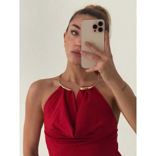 Gold Aksesuar Detaylı Sırt Dekolteli Bluz