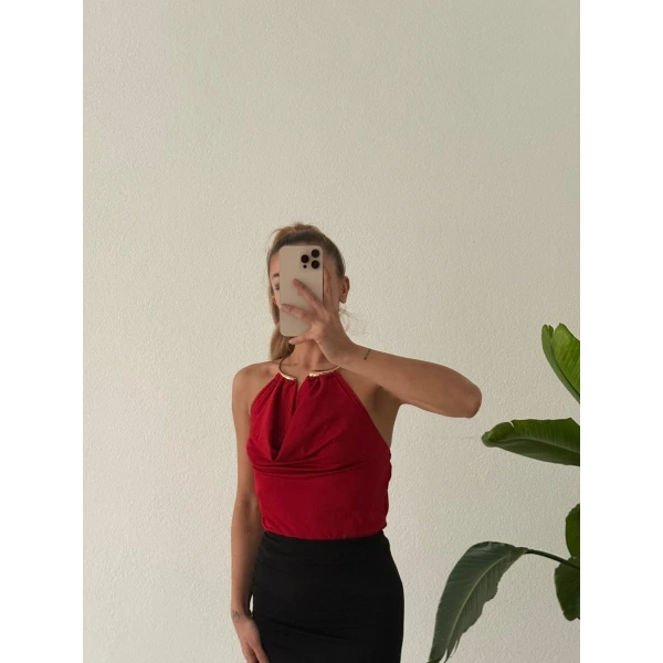 Gold Aksesuar Detaylı Sırt Dekolteli Bluz