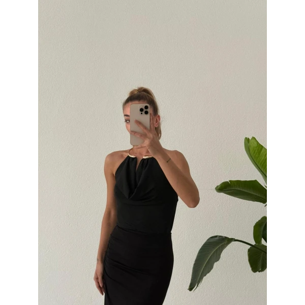 Gold Aksesuar Detaylı Sırt Dekolteli Bluz